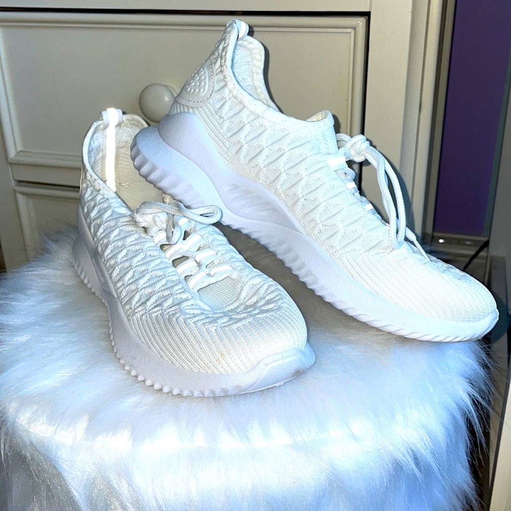 brand new all white tennis shoes